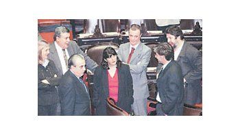 ámbito.com | Horacio Pernasetti, Eduardo Camaño, Patricia Walsh, Eduardo García, Jorge Rivas y el sindicalista Claudio Lozano, ayer en el recinto durante la reunión donde el peronismo no pudo aprobar la autorización para el envío de tropas a Haití.