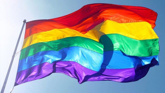 La bandera LGBTIQ+ evoca a la canción Over the rainbow de El Mago de Oz de 1939.