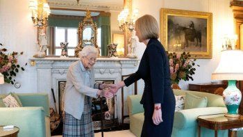 El saludo entre la reina Isabel II y Liz Truss.