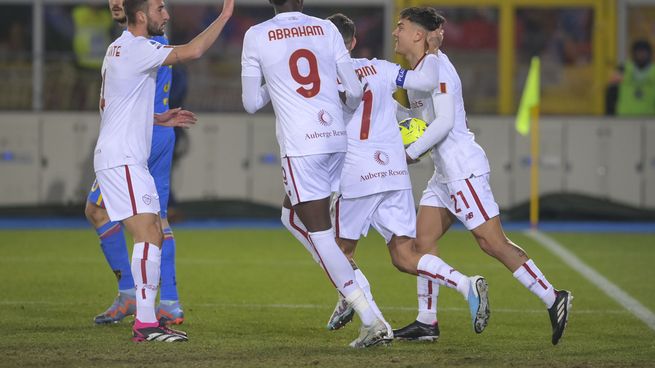 Dybala marcó de penal para la Roma y llegó a ocho goles en el torneo.