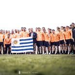 Todo el plantel de la selección uruguaya junto a Orsi y las autoridades de la AUF, inmortalizando la despedida antes del debut del 15 de junio. Todo el plantel de la selección uruguaya junto a Orsi y las autoridades de la AUF, inmortalizando la despedida antes del debut del 15 de junio.