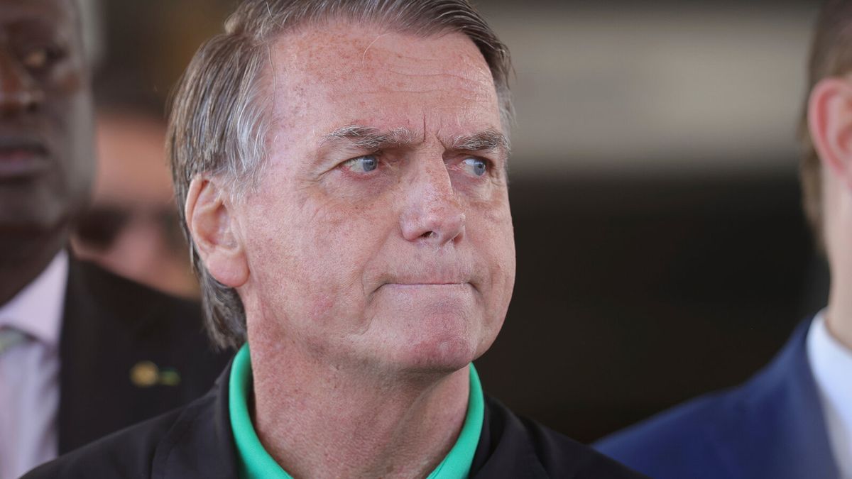 Jair Bolsonaro left his home prison to undergo a medical procedure in Brasilia
