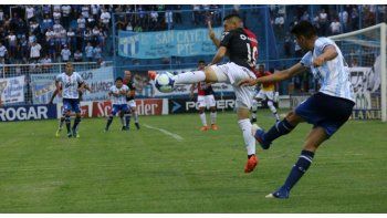 Atlético Tucumán le quita el invicto a Colón. (Foto Prensa Superliga).