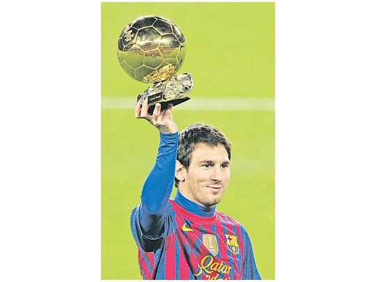 Lionel Messi ofrendó a su gente el Balón de Oro que le otorgó la FIFA el lunes pasado.