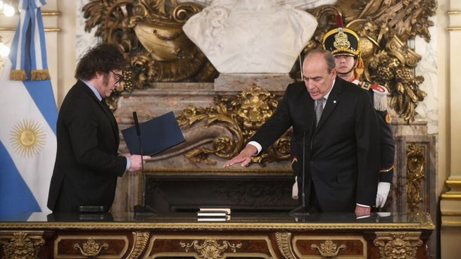 Javier Milei le tomó juramento a Guillermo Francos como nuevo jefe de Gabinete.&nbsp;