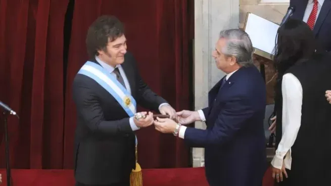 Alberto Fernández le entrega el bastón presidencial a Javier Milei