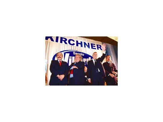 Algarabía ayer en la localidad bonaerense de San Francisco Solano. Aníbal Fernández, Ginés González García, Néstor Kirchner y Felipe Solá, durante un acto oficial.