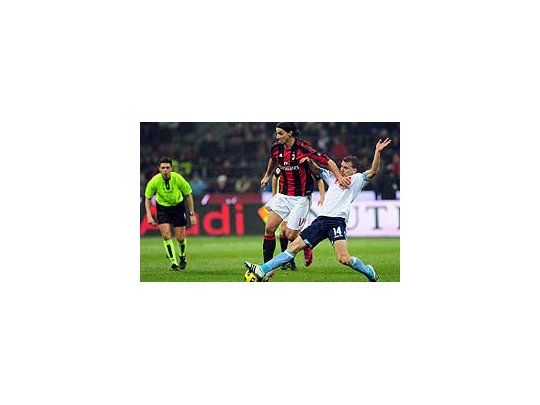 Hugo Campagnaro intenta sacarle la pelota al sueco Zlatan Ibrahimovic.