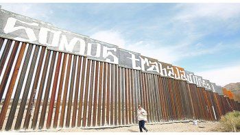 ámbito.com | QUEJA SORDA. La frontera entre Ciudad Juárez y Nuevo México es precursora en materia de muros, que Donald Trump pretende generalizar a todo el límite sur. Los grafiti son una nueva forma de protesta.