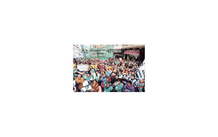 La postal de protestas salariales amenaza con multiplicarse en todo el país a partir de los nuevos fondos que recibirán las arcas provinciales por la inminente coparticipación de las retenciones a la soja.