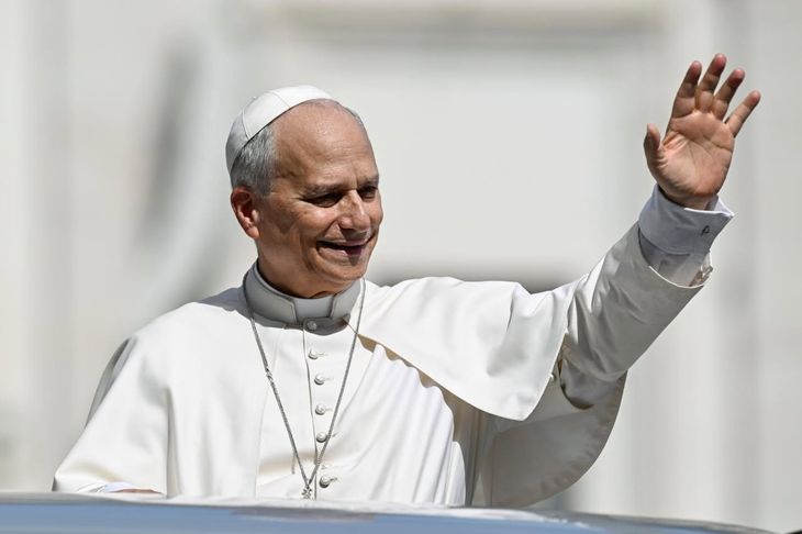 "¡Bienvenido todo el mundo, en esta mesa hay lugar para todos!", expresa la canción en una parte. "¡Bienvenido todo el mundo, en esta mesa hay lugar para todos!", expresa la canción en una parte.