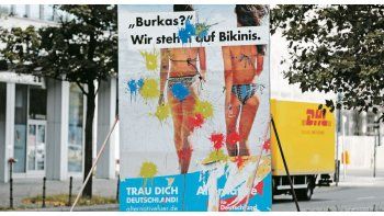 ámbito.com | ISLAMOFOBIA. Uno de los carteles de la Alternativa para Alemania (Afd) en los que se lee “¿Burkas?. Nos gustan las bikinis”, fue vandalizado en Berlín.