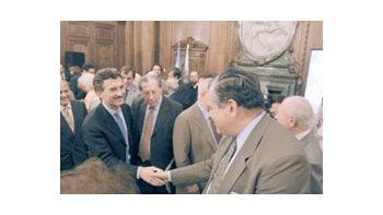 ámbito.com | Ricardo López Murphy y Mauricio Macri se dieron la mano en público, tras haberse visto en varias ocasiones, pero en privado. Junto a Rafael Martínez Raymonda, ayer en el brindis por los 90 años del Partido Demócrata Progresista.