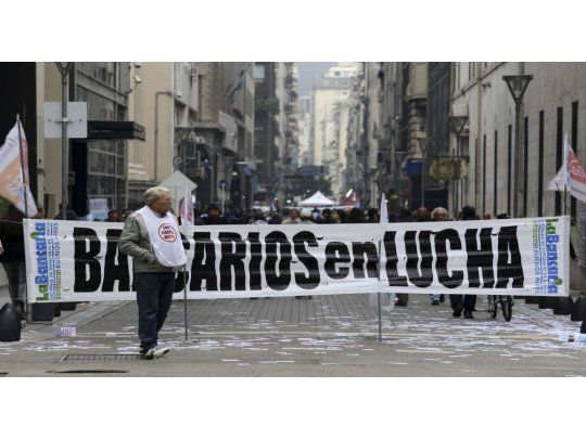 Bancarios extienden el paro del viernes al lunes y martes