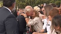 carlos iii rompe el protocolo al llegar al palacio de buckingham y se acerca a la multitud