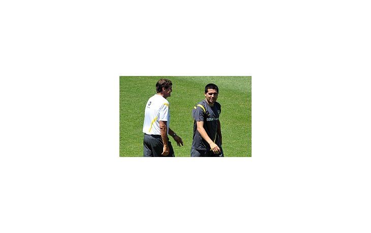 Riquelme entró a las órdenes de Falcioni junto a la resto del plantel.