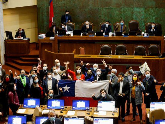 CELEBRACIÓN. Diputados de la oposición festejaron en el Congreso. Una medida de este tipo había sido impulsada en numerosas ocasiones, sin éxito.&nbsp;