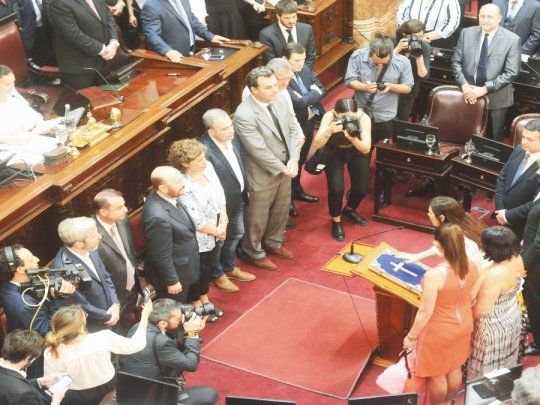 En fila. Senadores juran ayer en el recinto. La ceremonia se demor&oacute; por cortes de luz. Homenaje a Gabriela Michetti en medio de una evacuaci&oacute;n de los palcos.&nbsp;