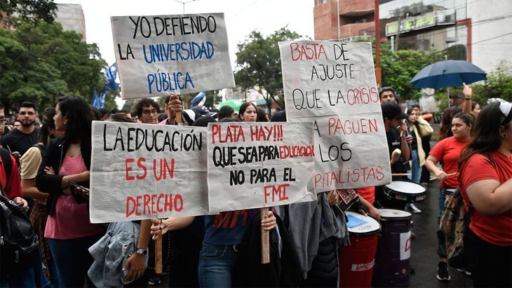 La marcha federal universitaria en Santiago del Estero.