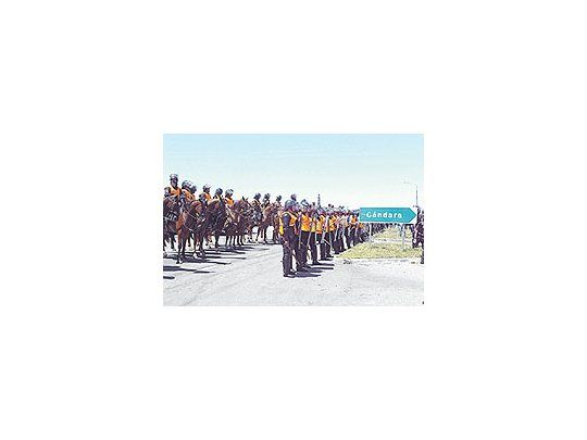 El cuerpo policial salió a la Ruta 2 a tratar de liberar el paso de la autopista cortada por una protesta de los trabajadores de Gándara. Las sanciones provocaron malestar policial.