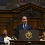 Tras admitir que el país fue “asediado por el crimen organizado”, Orsi presentó un paquete de medidas que incluye cambios procesales, refuerzo policial, nuevas cárceles y la creación de un ministerio específico para el área. Tras admitir que el país fue “asediado por el crimen organizado”, Orsi presentó un paquete de medidas que incluye cambios procesales, refuerzo policial, nuevas cárceles y la creación de un ministerio específico para el área.