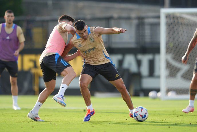 La Selección Argentina volvió a entrenar en Atlanta para el debut ante Canadá del próximo jueves. El ténico Lionel Scaloni aún debe definir el mediocampo y quien será el delantero centro.