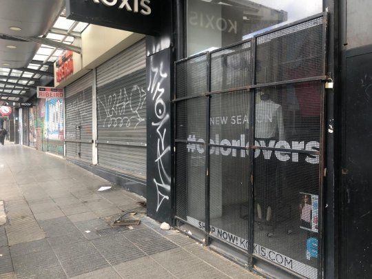 La mayoría de los comercios continúan con las persianas bajas 
