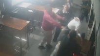 El hecho quedó grabado por las cámaras de seguridad del lugar.