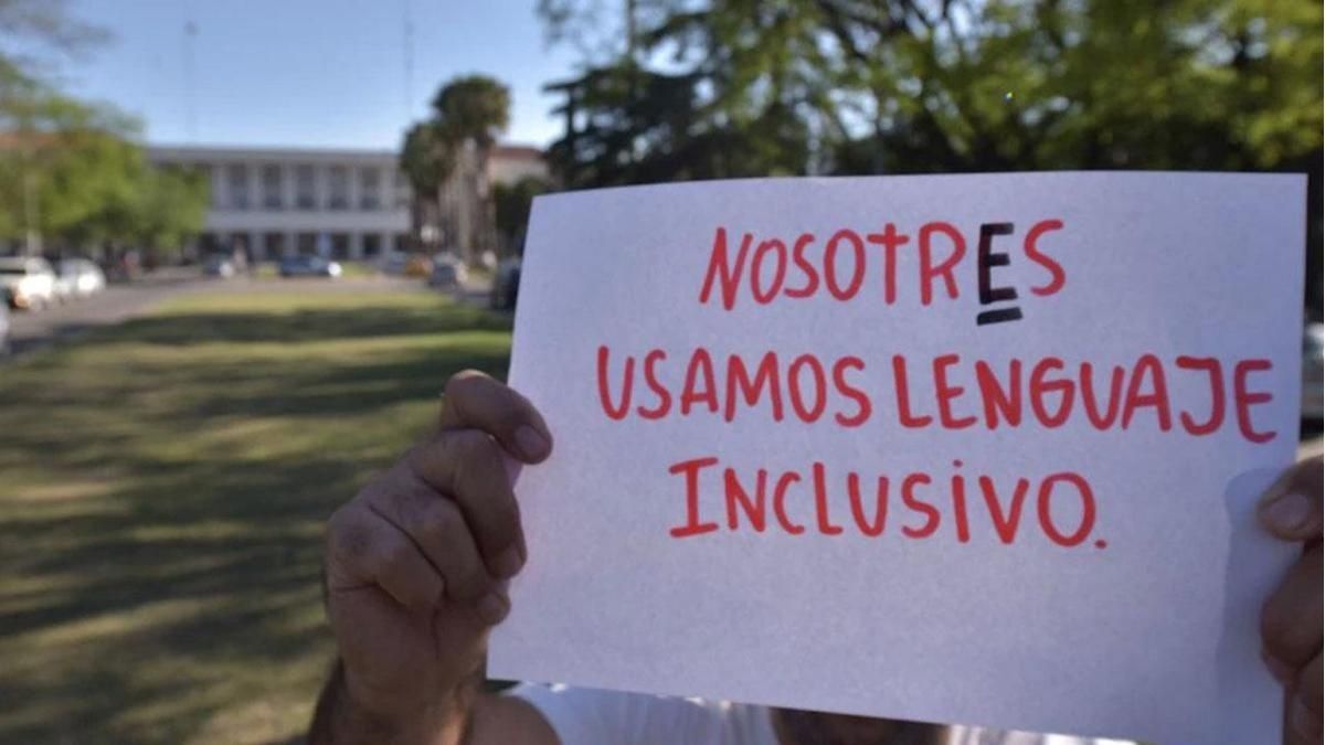 Marcha al Ministerio de Educación porteño contra la prohibición del lenguaje inclusivo