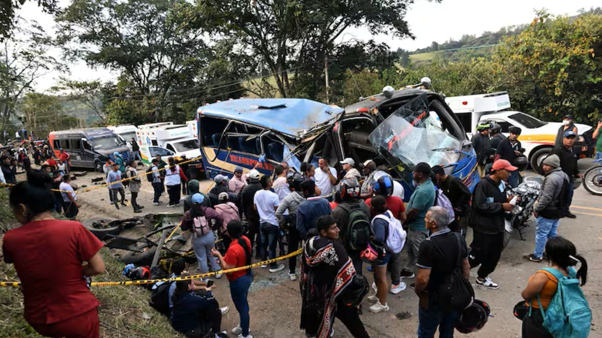 En la previa de las elecciones, un atentado en la ruta de Colombia dejó 14 muertos