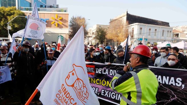 Los trabajadores de la fundición de Codelco en Ventanas protestan contra su cierre por daño ambiental.