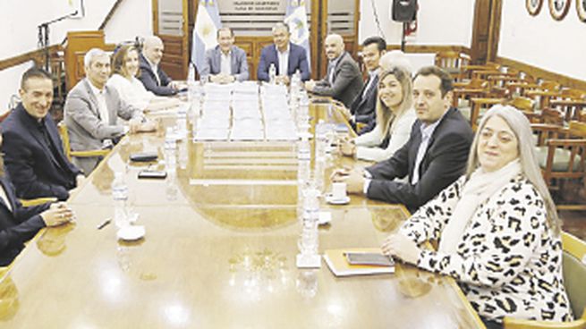pacífica. La transición en Neuquén entre Omar Gutiérrez y Rolando Figueroa se realiza en un clima cordial y de colaboración.