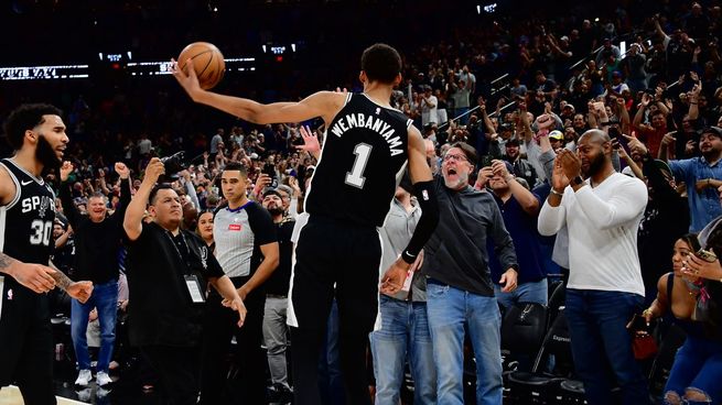 El francés Victor Wembanyama fue multado por la NBA por arrojar el balón a la tribuna para festejar el triunfo de su equipo, San Antonio Spurs, sobre los New York Knicks