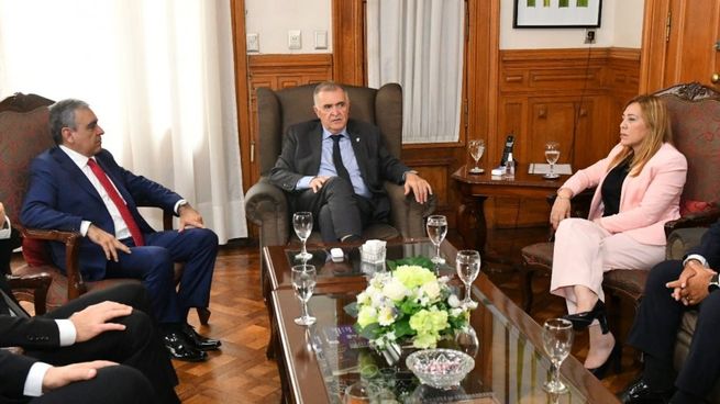Osvaldo Jaldo junto al exintendente de la capital Germán Alfaro y su esposa, la senador nacional Beatriz Ávila.&nbsp; &nbsp;