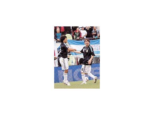Lionel Messi se abraza con Agüero festejando el primer gol.Los dos cumplieron en la red, pero quedaron en deuda conel juego. La Selección le ganó a Uruguay con lo justo.
