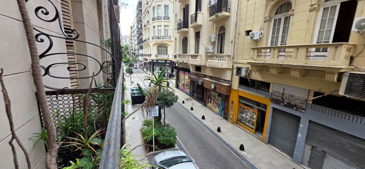 Desde los balcones se observa una de las cuadras más tradicionales de Retiro, rodeada de edificios históricos, locales comerciales y construcciones de valor patrimonial Desde los balcones se observa una de las cuadras más tradicionales de Retiro, rodeada de edificios históricos, locales comerciales y construcciones de valor patrimonial