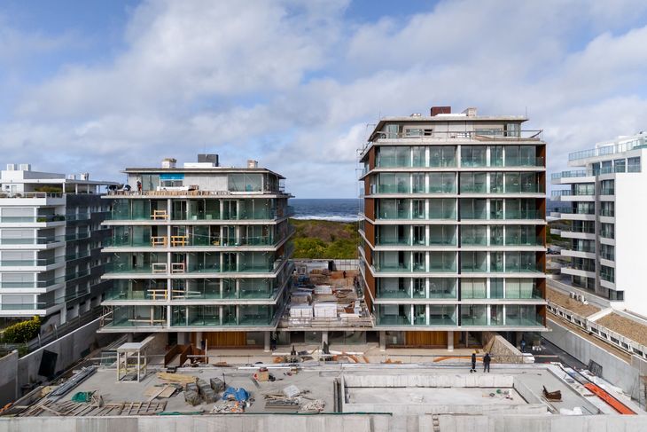 Signature at the Sea, edificio boutique en construcción frente al mar, con unidades de diseño contemporáneo y amplios balcones. Signature at the Sea, edificio boutique en construcción frente al mar, con unidades de diseño contemporáneo y amplios balcones.