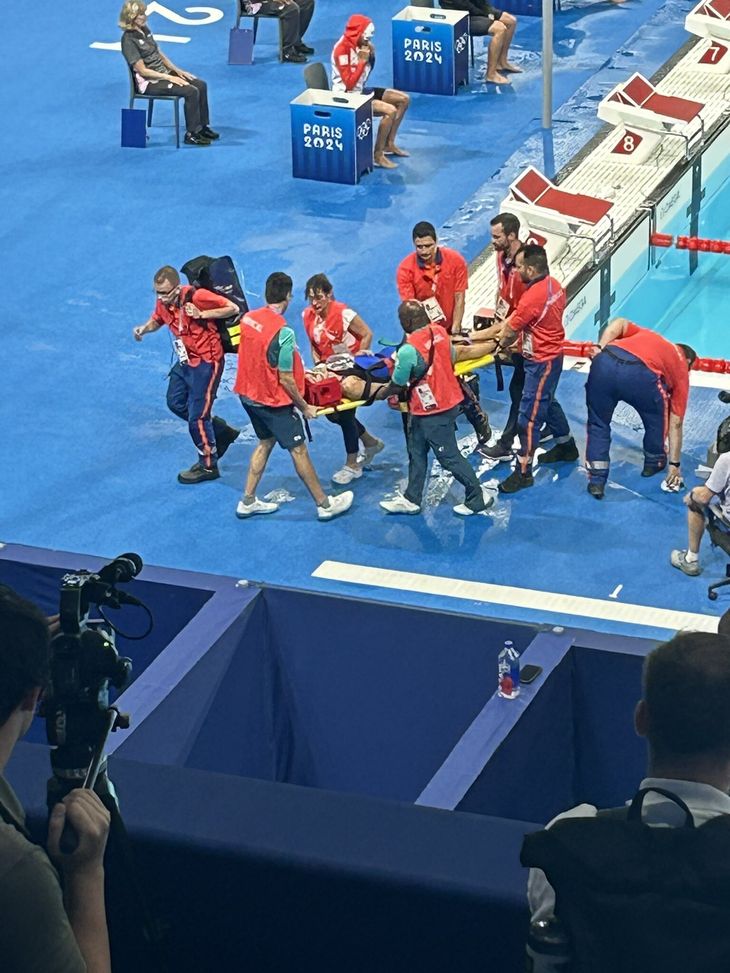 El momento en que asistieron a la nadadora eslovaca El momento en que asistieron a la nadadora eslovaca