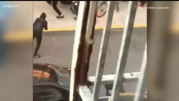 Un hombre de unos 20 años que estaba manifestándose resultó herido de bala y fue transportado al hospital, donde se mantiene estable