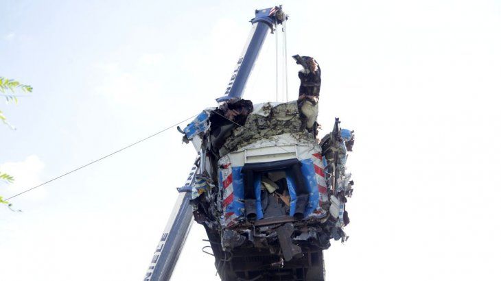 Remoción de unos de los dos trenes siniestrados en Palermo.