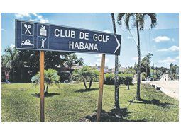 El golf es la nueva atracción del turismo cubano, orientado a los extranjeros de alto poder adquisitivo. Una realidad que miran con extrañeza los habitantes de un país con una economía en ruinas.