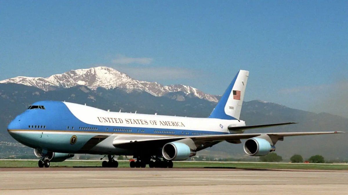 A commercial plane almost collides with the Air Force One when Donald Tump was traveling to London A commercial plane almost collides with the Air Force One when Donald Tump was traveling to London