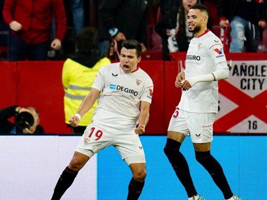 Desahogo. Marcos Acuña grita con toda su fuerza el gol de Sevilla, que ganó y salió de la zona de descenso.