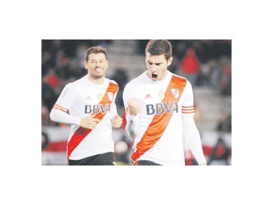 Lucas Alario festeja su gol y Rodrigo Mora corre a abrazarlo. River ganó 2 a 0 ante la Liga de Quito.