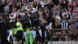 Los hinchas de Gimnasia y Esgrima de Mendoza celebraron a lo grande el ascenso a Primera División tras la definición por penales ante Deportivo Madryn en Vicente López.