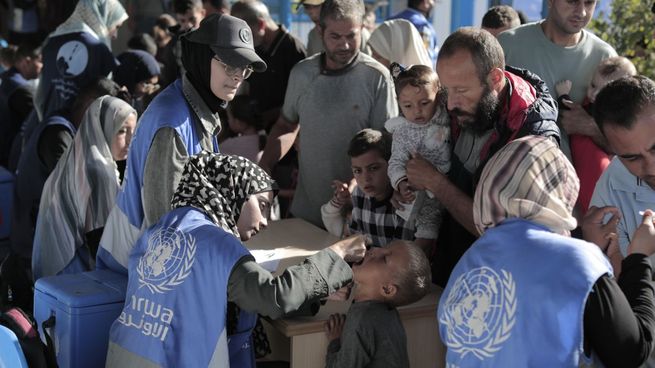 Trabajadores de la agencia de la ONU en Palestina durante una campaña de vacunación.&nbsp;