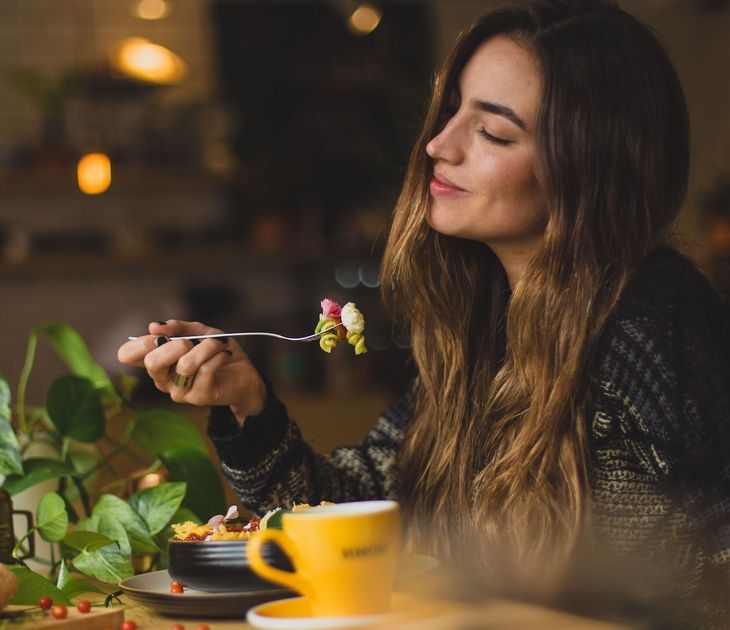 Cómo afecta la comida en nuestra felicidad, bienestar y salud mental. Cómo afecta la comida en nuestra felicidad, bienestar y salud mental.