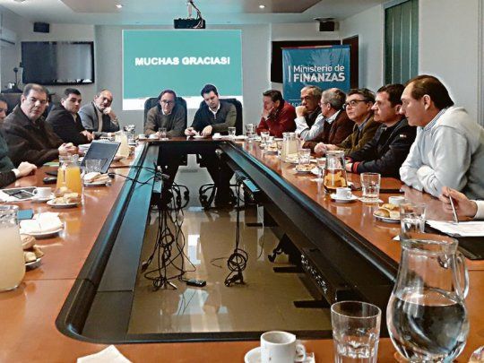 En foco. El ministro de Finanzas, Osvaldo Giordano, encabezó ayer una cumbre con intendentes para monitorear la coparticipación.