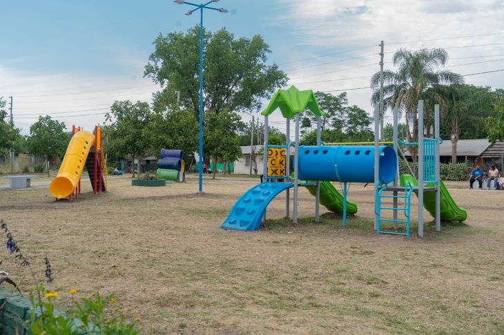 The holidays for the people of Moreno are a good time to meet with family or friends in the Plaza 'Héroes Y Heroínas De Malvinas' by Francisco Álvarez