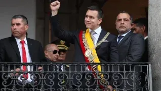 Daniel Noboa reacciona ante su primera gran derrota electoral. Daniel Noboa reacciona ante su primera gran derrota electoral.